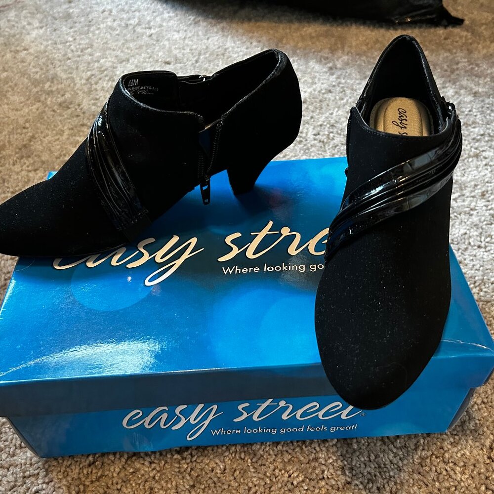 Black low-heel bootie/shoe